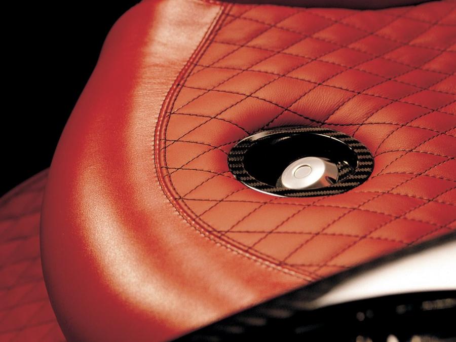 Детали интерьера Pagani Zonda Roadster F 2006 года  (фото 18 из 51)